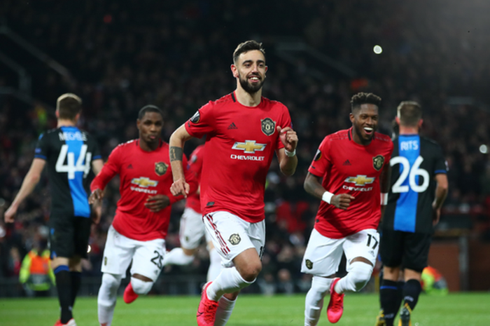 Gelandang Manchester United, Bruno Fernandes, merayakan gol yang dicetak ke gawang Club Brugge dalam laga leg kedua babak 32 besar Liga Europa di Stadion Old Trafford, Kamis (27/2/2020).