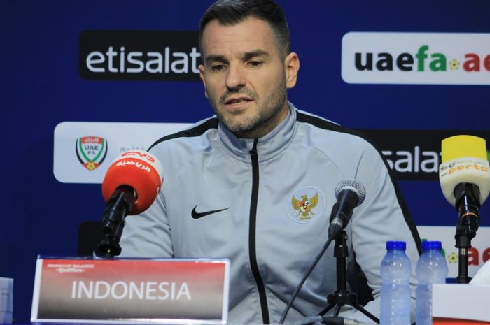 Mantan pelatih timnas Indonesia, Simon McMenemy, dalam konferensi pers jelang laga melawan timnas UEA, Rabu (9/10/2019)