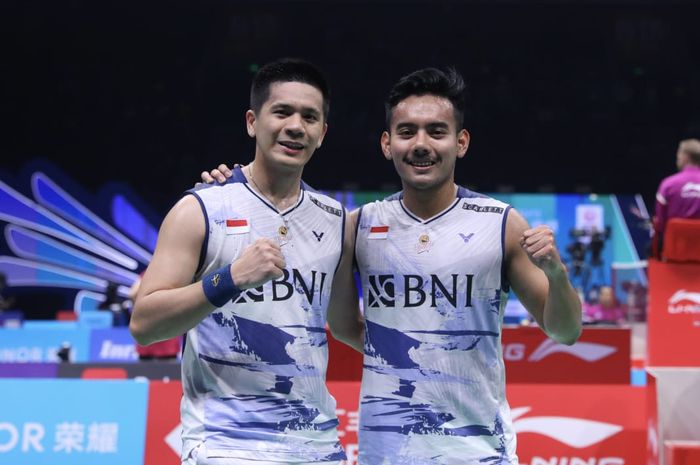 Ganda putra Indonesia, Yeremia Erich Yoche Yacob Rambitan dan Pramudya Kusumawardana, berpose setelah kemenangan mereka pada babak kedua China Masters 2023 di Shenzhen Bay Gymnasium, Shenzhen, China, 23 November 2023.