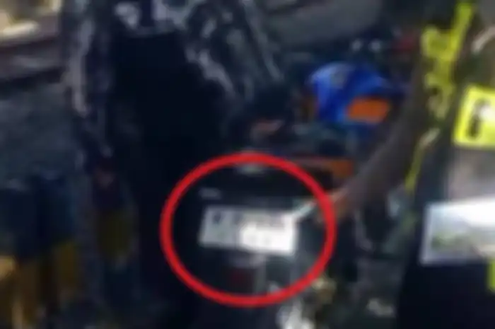 Ada-ada saja, pemilik motor nekat pakai pelat nomor palsu bertuliskan Mona Lisa. Langsung keciduk Polisi di Surabaya.