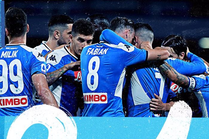 Selebbrasi para pemain Napoli saat menang atas AS Roma 2-1 di San Paulo, Minggu (5/7/2020) atau Senin dini hari WIB