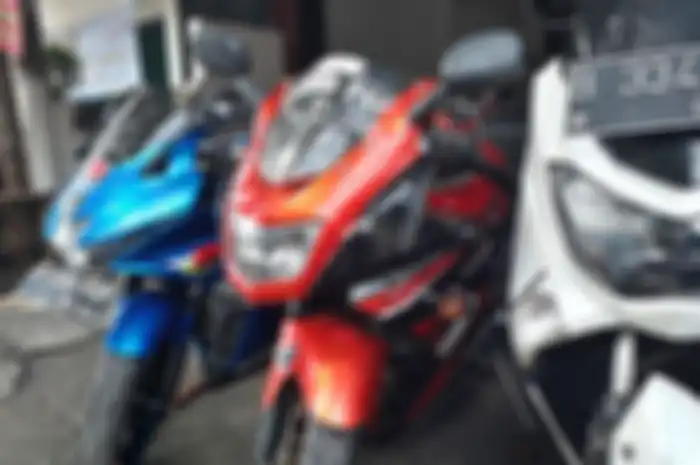 Yamaha NMAX seken (kanan) di sebuah dealer motor bekas.