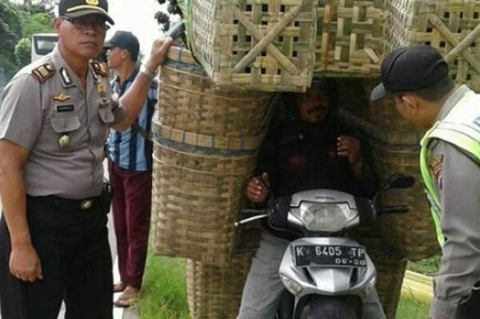 Pengendara ini membawa bronjong sangat banyak, sampai-sampai setang dan kepalanya juga tertutup barang tersebut di Demak