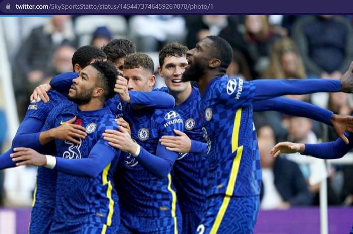 Para pemain Chelsea merayakan gol Reece James ke gawang Newcastle United di Stadion St. James' Park dalam laga pekan ke-10 Liga Inggris 2021-2022, Sabtu (30/10/2021). 