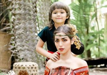 Wajah Bule Lidah Lokal, El Barack Kepergok Lagi-lagi Berburu Gerobak Abang Pinggir Jalan, Ternyata Beli Mie Ayam Bakso!