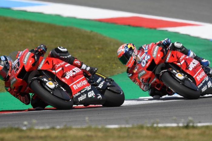 Aksi para pembalap Ducati, Danilo Petrucci (depan) dan Andrea Dovizioso (belakang) pada MotoGP Belanda 2019, Minggu (30/6/2019)