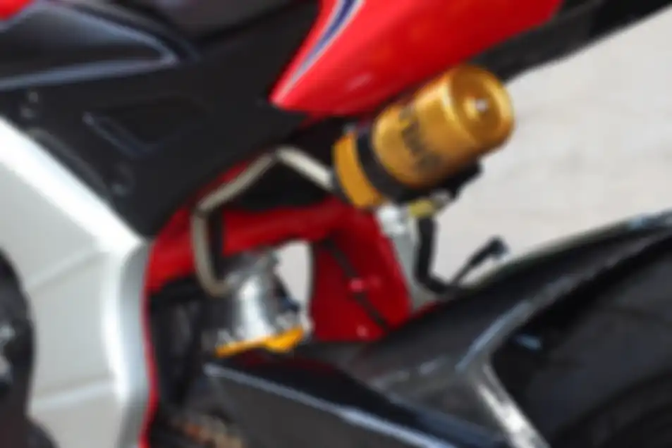 Modifikasi Honda CBR250RR, sok belakang merek Ohlins disematkan