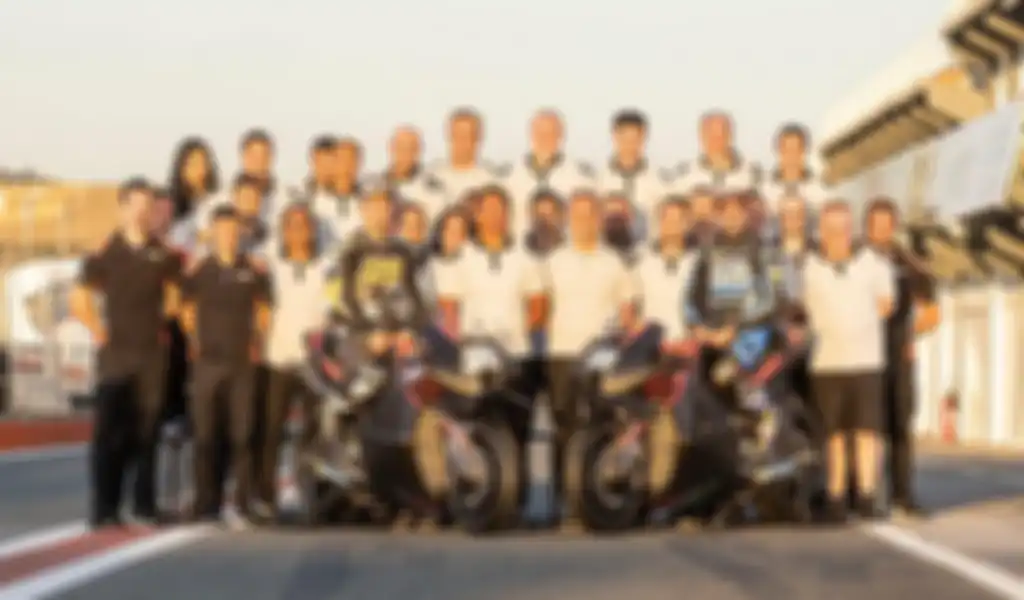 Semua staff dan manajemen CryptoData Aprilia RNF MotoGP Team pada tes MotoGP Valencia. 