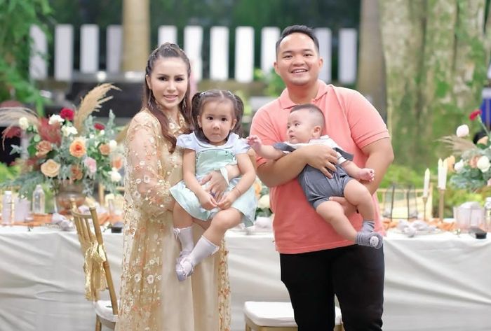 Momo Geisha dan keluarga kecilnya.