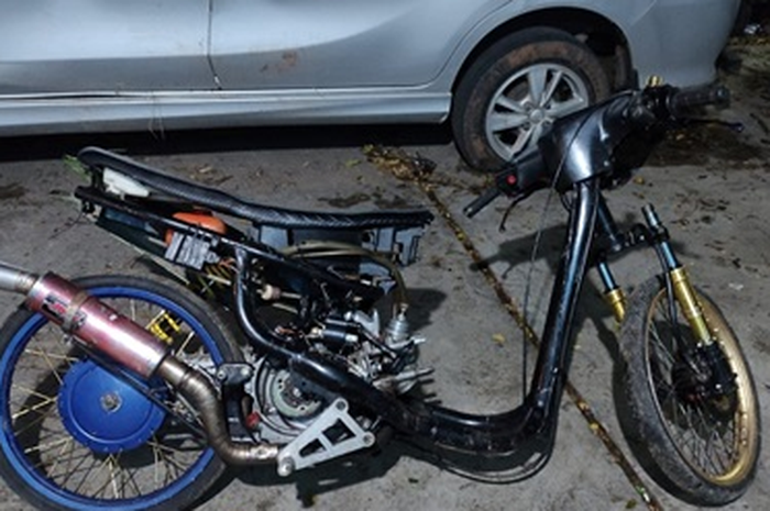 Ilustrasi sembarangan melepas spare part saat modifikasi motor bisa berujung isi dompet tekor.