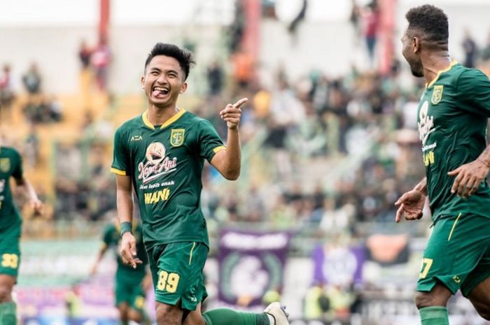 Hambali Thalib melakukan selebrasi setelah mencetak gol lewat tendangan bebas. Persebaya berhasil menang 3-1 atas Persik pada laga perdana Piala Gubernur Jatim 2020.