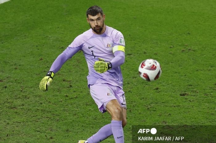 Penjaga gawang Australia Mathew Ryan menyeberangkan bola saat pertandingan sepak bola perempat final Piala Asia AFC Qatar 2023 antara Australia dan Korea Selatan di Stadion Al-Janoub di al-Wakrah, selatan Doha, pada 2 Februari 2024