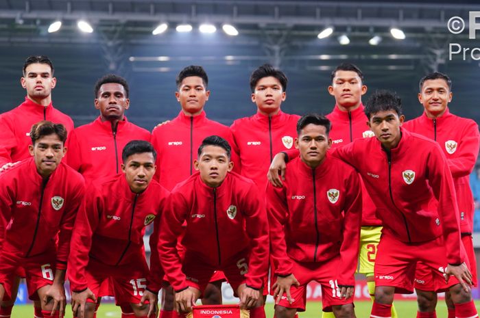 11 pemain pertama Timnas U-20 Indonesia saat jumpa Uzbekistan pada laga kedua Piala Asia U-20 2025 di Shenzen Youth Football Training Base Centre Stadium, Shenzen, Minggu (16/2/2025) malam WIB