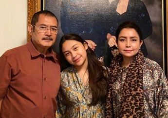 Padahal Bertahta Jadi Pangeran Cendana Berharta Rp 28 Triliun, Bambang Trihatmodjo Sudi Turun Tangan Kupas Kelapa di Pelataran Rumah, Mayangsari Saksinya