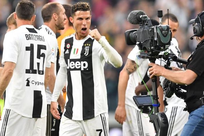 Megabintang Juventus, Cristiano Ronaldo, merayakan gelar juara Liga Italia di Allianz Stadium  pada Sabtu (20/4/2019)