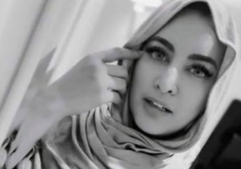 Meninggal Dunia Karena Covid-19, Makam Jane Shalimar Mendadak Bikin Heboh Gegara Muncul Tangan Misterius Menyembul dari Pusara Sang Aktris, Netizen Syok: Kok Ngeri Sih..