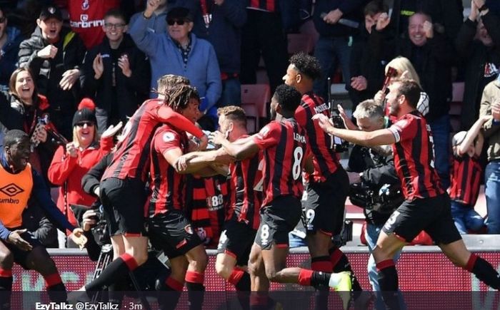 Para pemain Bournemouth merayakan gol Nathan Ake ke gawang Tottenham Hotspur pada pertandingan pekan ke-37 Liga Inggris.