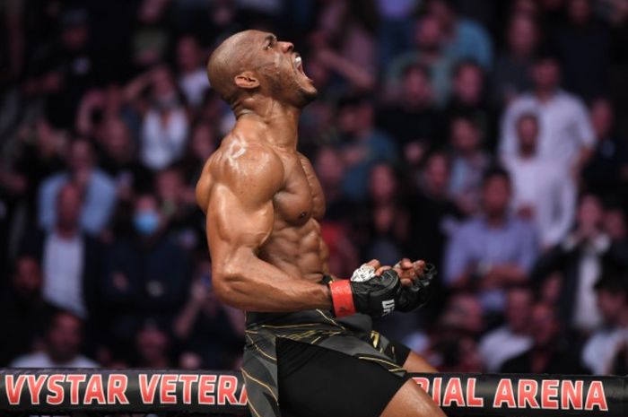 Juara kelas welter UFC, Kamaru Usman, saat merayakan kemenangan atas Jorge Masvidal pada UFC 261, Minggu (25/4/2021).