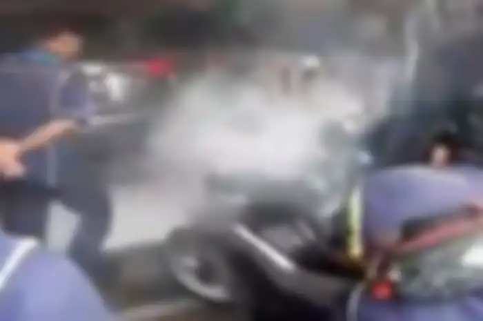 Yamaha NMAX keluarkan asap tebal akibat kesalahan saat memasang aksesoris.