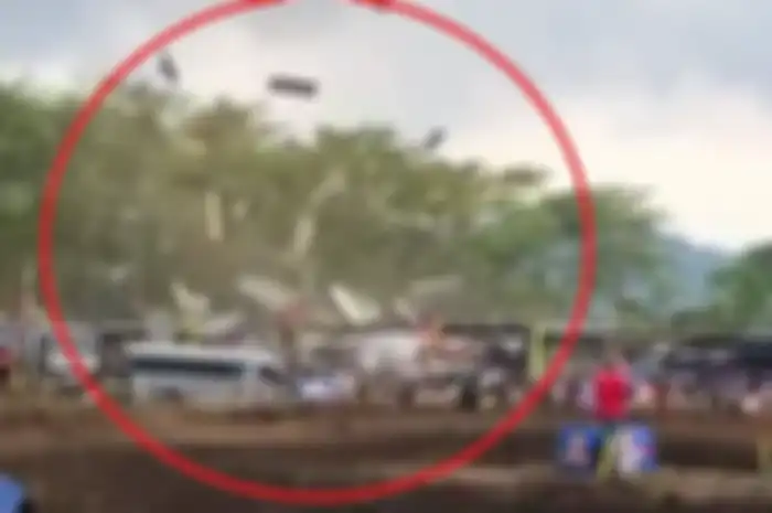 Paddock tim dihajar angin puting beliung