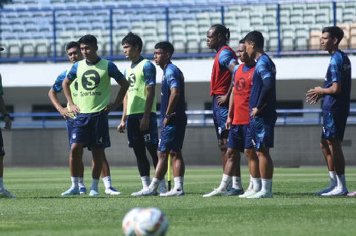 Pelatih sementara Persib Bandung, Yaya Sunarya saat memimpin latihan tim seusai tim ditinggal Luis Milla.