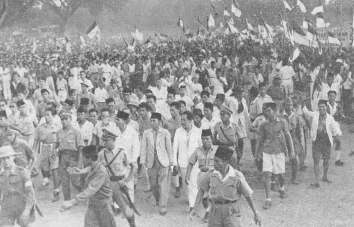 Topi safari di belakang Sukarno (yang menggunakan peci dan jas putih di barisan depan, di belakang pengawal) adalah Tan Malaka. Ia menghadiri rapat besar 19 September 1945 terkait kemerdekaan Indonesia.