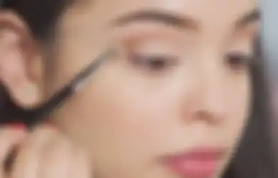 Biar Natural, Begini 5 Cara Mudah Pakai Eyeshadow Buat Remaja!