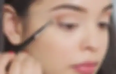 Biar Natural, Begini 5 Cara Mudah Pakai Eyeshadow Buat Remaja!