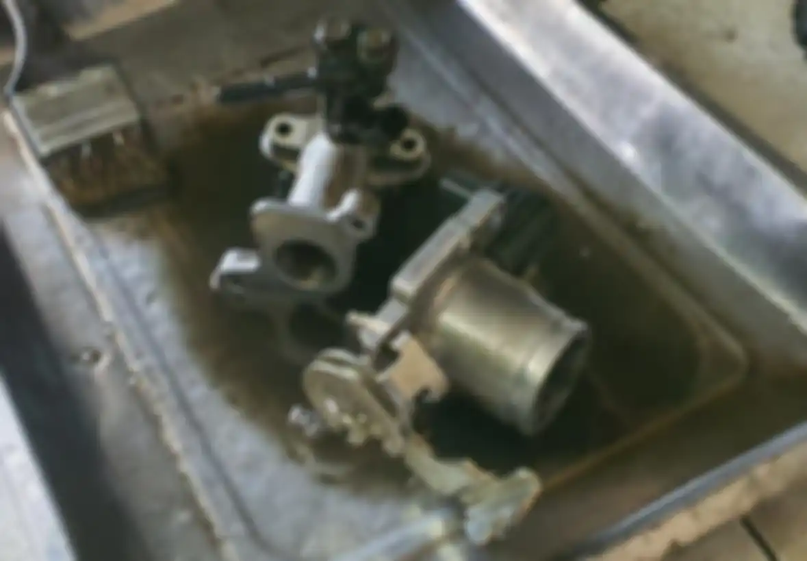 Throttle body motor matic yang sedang dibersihkan