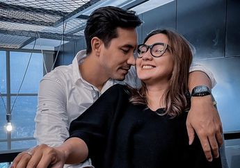 Jelang Natal 2022, Darius Sinathrya Pamer Momen Bucin Bersama Donna Agnesia di Depan Pohon Cemara, Netizen Baper!