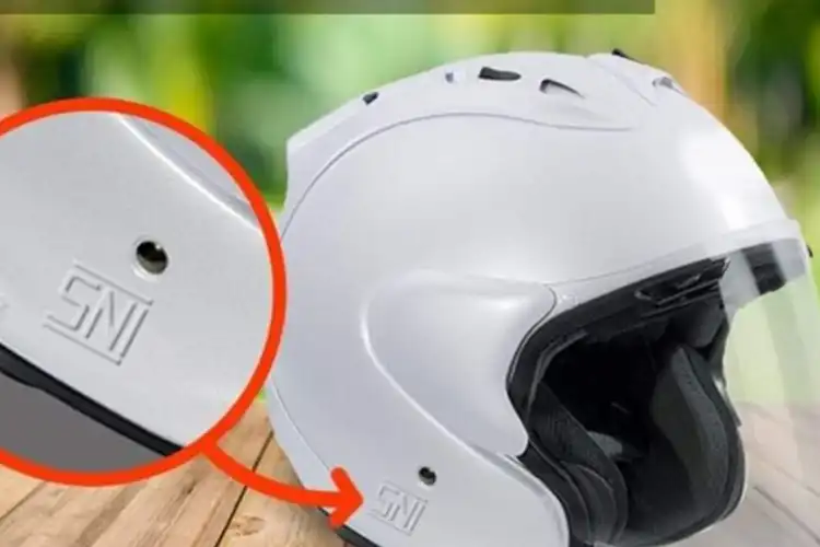 Begini Aturan Kode-kode di Helm Motor, Bukan Asal Tempel Lho