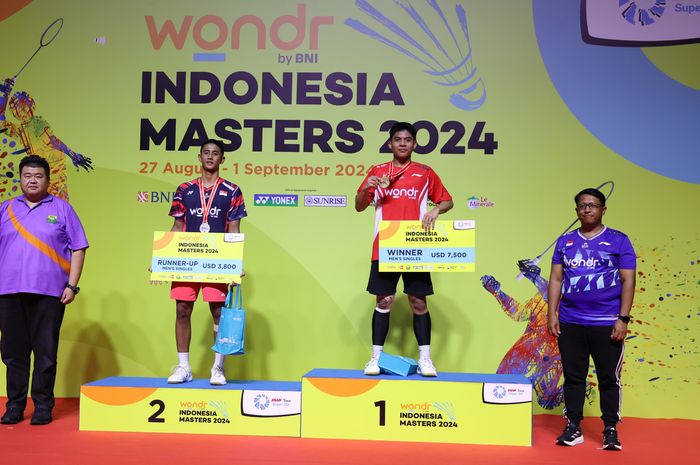 Dari kiri ke kanan, pebulu tangkis tunggal putra, Alwi Farhan dan Moh. Zaki Ubaidillah pada final Indonesia Masters Super 100 di GOR Pekanbaru, Riau, Minggu (1/9/2024).