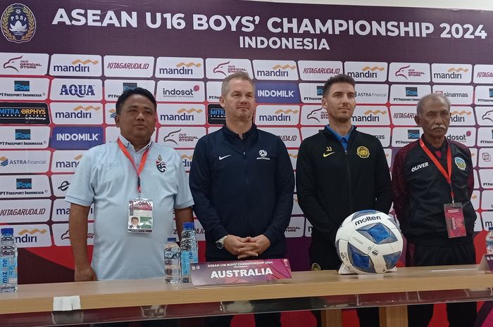 Dari kiri ke kanan pada konferensi pers Grup C ASEAN Cup U-16 2024 di Stadion Manahan, Surakarta: Pelatih Thailand, Jadet Meelarp; Pelatih Malaysia, Javier Jorda Ribera; Pelatih Timor Leste, Gopalkhrisnan A S Ramasamy; Pelatih&nbsp;Australia, Brad Maloney