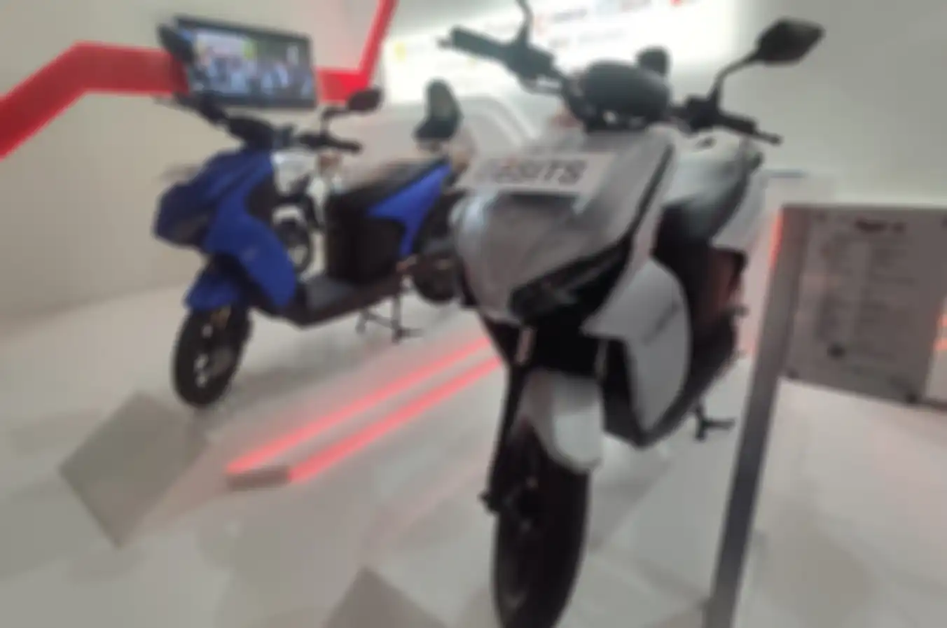 Salah satu perbedaan motor listrik Gesits Raya terdapat pada penggunaan setang terbuka.