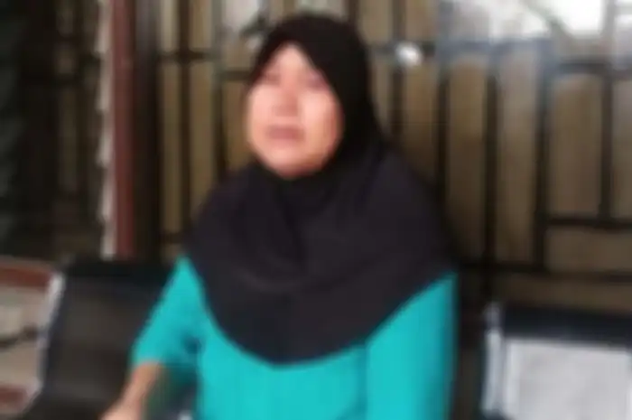 Ibu Praya Tiningsih warga Kelurahan Semayan yang digugat anak kandungnya karena warisan