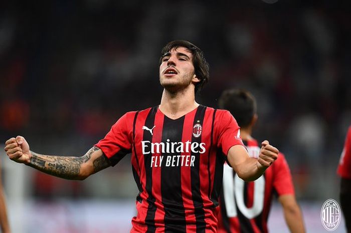 Gelandang AC Milan, Sandro Tonali, mencetak gol ke gawang Cagliari di Stadion San Siro pada Minggu (29/8/2021) waktu setempat atau Senin dini hari WIB