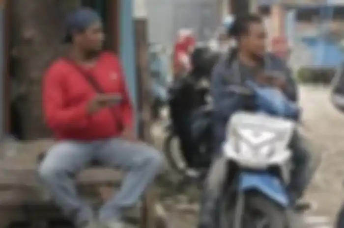 Gerombolan debt collector kerap mengintai motor atau mobil kreditan yang menunggak pembayaran.