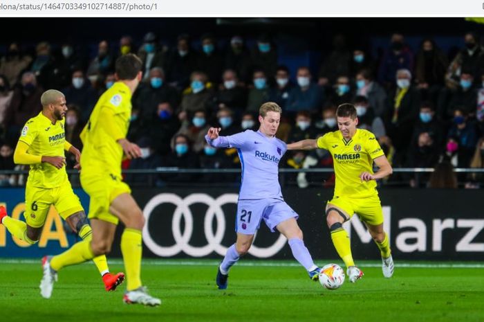 Aksi Frenkie de Jong dalam laga Villarreal vs Barcelona di Estadio de la Ceramica, Sabtu (27/11/2021).