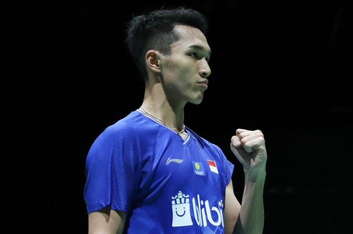 Pebulu tangkis tunggal putra Indonesia, Jonatan Christie, bereaksi setelah memastikan lolos  ke babak kedua Kejuaraan Dunia 2019 di St Jakobshalle, Basel, Swiss, Senin (19/8/2019).