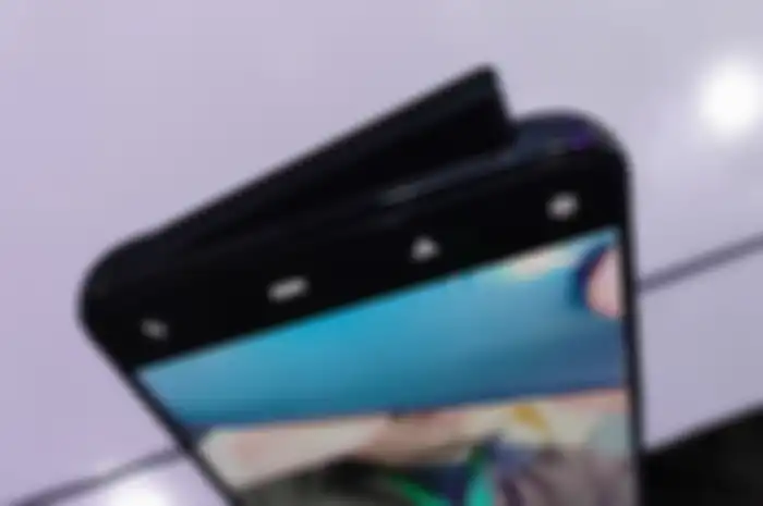 Tampilan kamera depan (pivot rising camera)  dari Oppo Reno