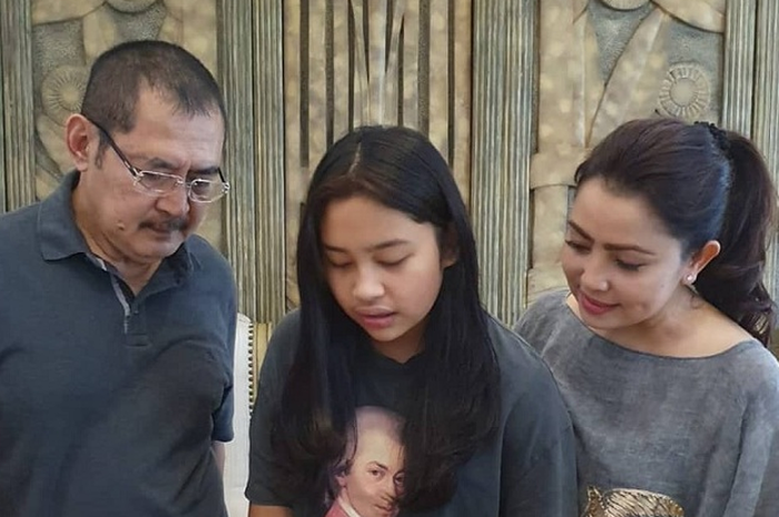 Khirani Trihatmodjo dan orangtuanya