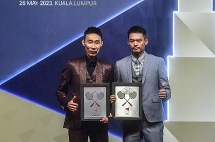 Mantan tunggal putra Malaysia, Lee Chong Wei (Kiri) dan  Lin Dan (China) berpose sebelum pemberian penghargaan Badminton World Federation (BWF) Hall of Fame 2023 di Kuala Lumpur, Malaysia, Jumat (26/5/2023).