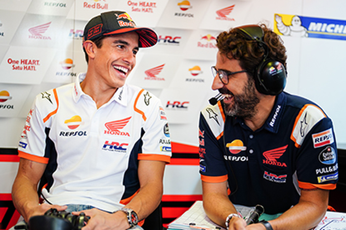 Marc Marquez (kiri) punya barang penting yang wajib ada di setiap dirinya ada di sirkuit, bersama crew chief Santiago Hernandez (kanan) di MotoGP San Marino 2022