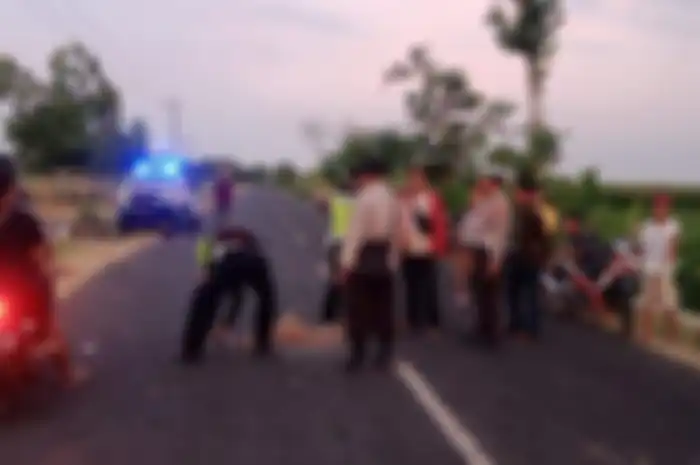 Olah TKP kejadian. Kecelakaan maut Honda Vario versus Honda CBR di Situbondo, rangka Honda Vario hingga terbelah dua.