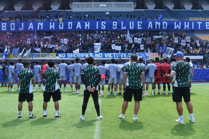 Bobotoh saat menghadiri latihan Persib Bandung, Kamis (13/2/2025).