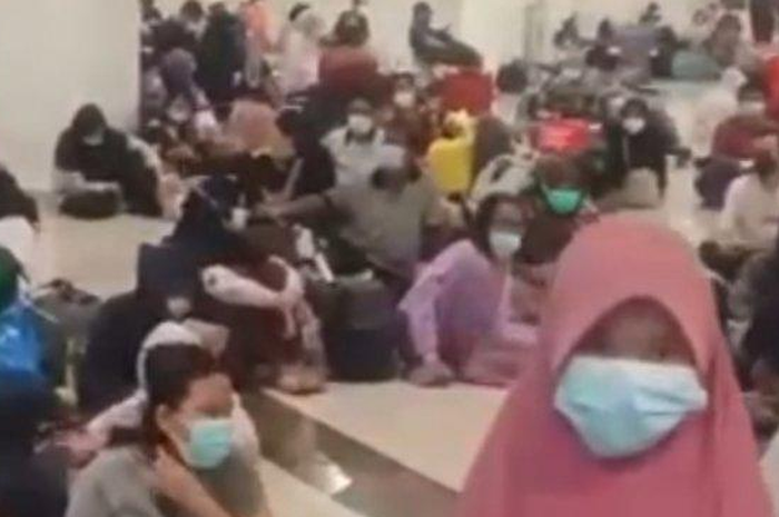 Pasien Covid-19 membludak antre masuk Rumah Sakit Darurat Covid-19 (RSDC) Wisma Atlet Kemayoran.