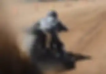 Bikin Melongo! Video Motor Drag Bermesin Monster Ngebut di Sawah, Tanah Terbang Kemana Aja