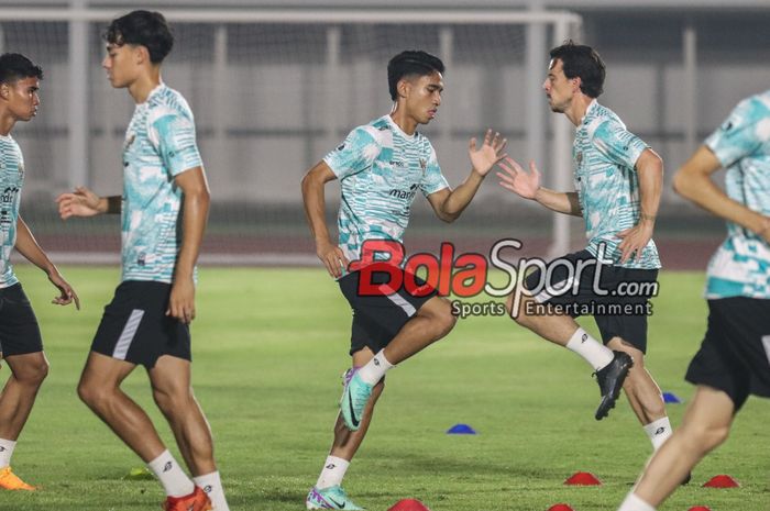 Marselino Ferdinan sedang berlatih bersama timnas Indonesia di Stadion Madya, Senayan, Jakarta, Minggu (9/6/2024) malam.