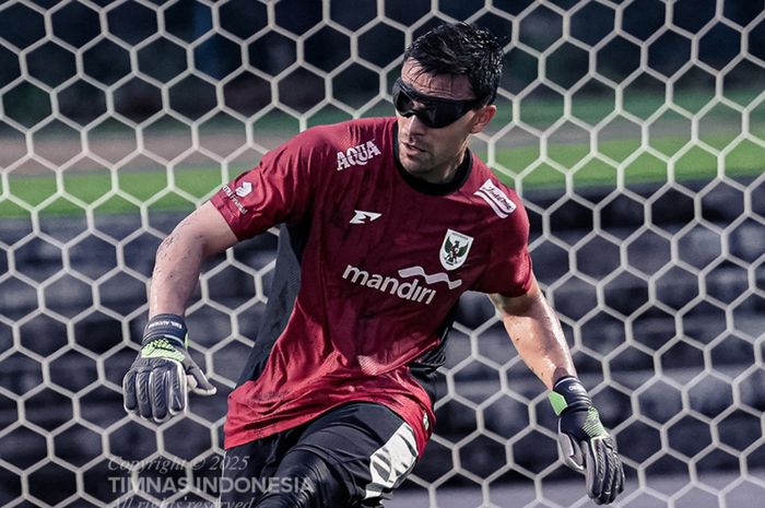 Penjaga gawang Timnas Indonesia, Emil Audero, saat menjalani latihan bersama tim di Bali jelang melawan China di Kualifikasi Piala Dunia 2026 Zona Asia.