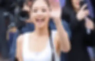 Jennie BLACKPINK Pamer Kedekatan dengan Park Seo Joon di Paris Fashion Week 2023